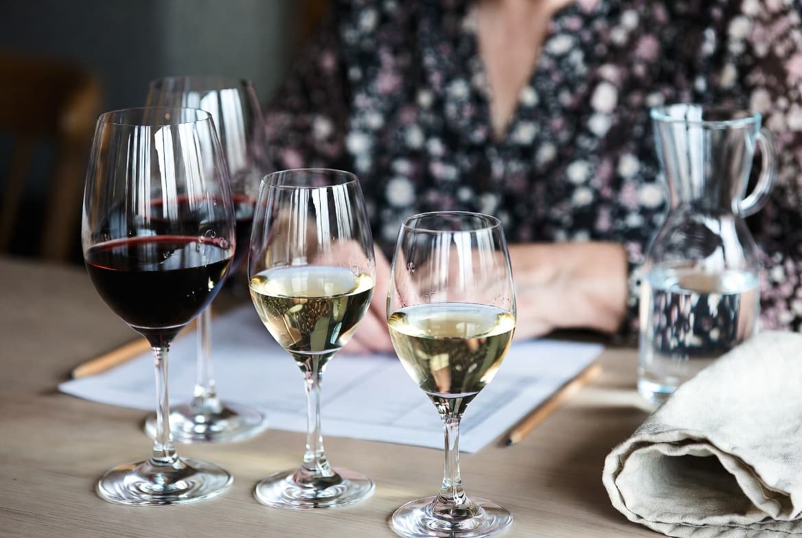 Verres de vin alignés sur la table de dégustation