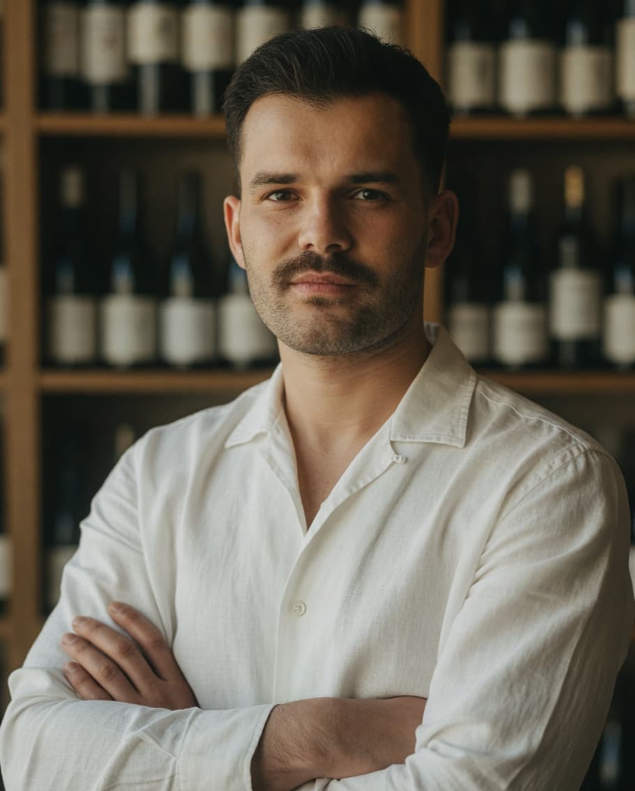 Thomas Malacchina, portrait dans une cave à vins